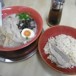 「駅拉麺」で食べるスタミナバツグン！のニンニクしょうゆラーメン。