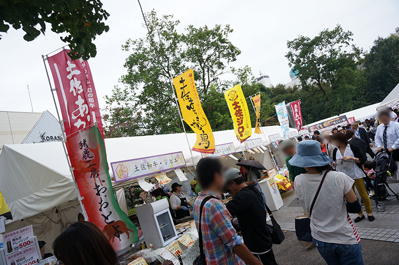 土佐の豊穣祭 土佐國美味集結での人の混み具合