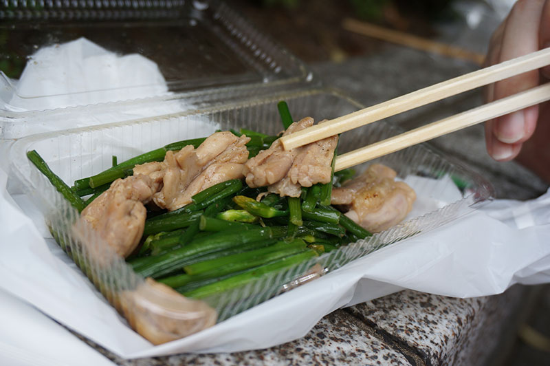 土佐の豊穣祭 土佐國美味集結で買ったはちきん地鶏と花ニラの炒めもの