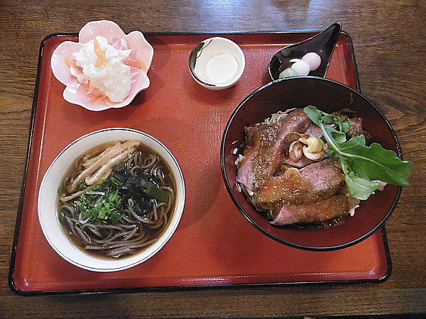 鳴子家　ステーキ丼