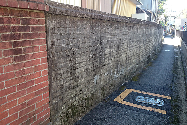 住宅街路地 外壁