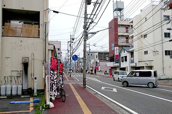 たこ焼きくるり 有料駐車場入口