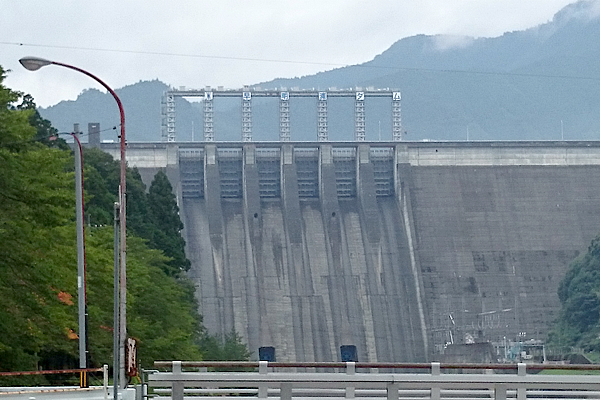 早明浦ダム 前面