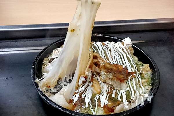 お好み焼き 八丁堀 もちチーズ伸びる