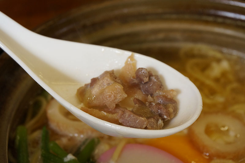 かわうそ自然公園側の葉山の茶屋の鍋焼きラーメンに入っているコリッとした食感の鶏のスジ肉