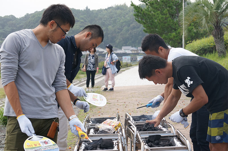 高知colorBBQ火熾しをする自衛官