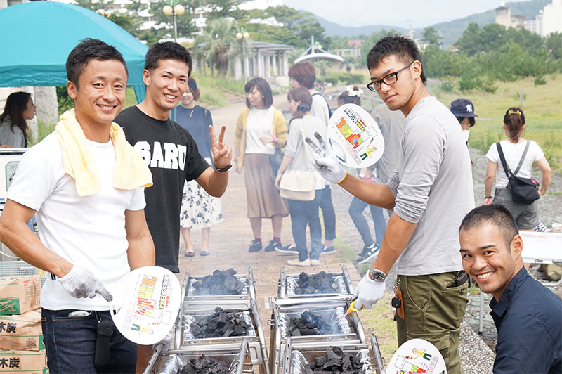 高知colorBBQ火熾しをする自衛官