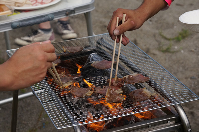 高知colorBBQの肉を焼いていく