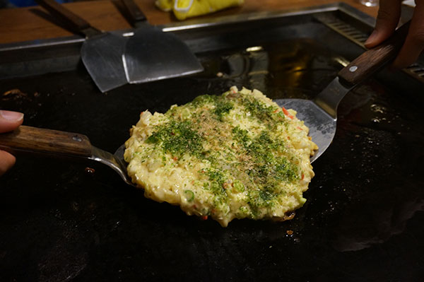 お好み焼き居酒屋 こむぎ お好み焼きをひっくり返します