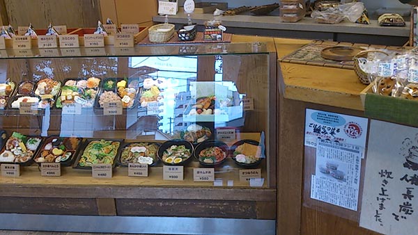 おべんとう太郎 九反田店 並べられた食品サンプル