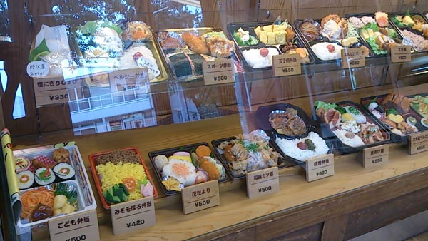 おべんとう太郎 九反田店 並べられた食品サンプルそのニ