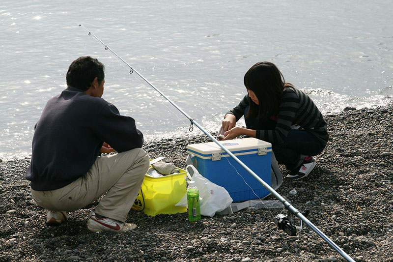 海岸一斉清掃から親子投げ釣り大会の様子