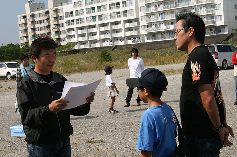 海岸一斉清掃から親子投げ釣り大会の様子