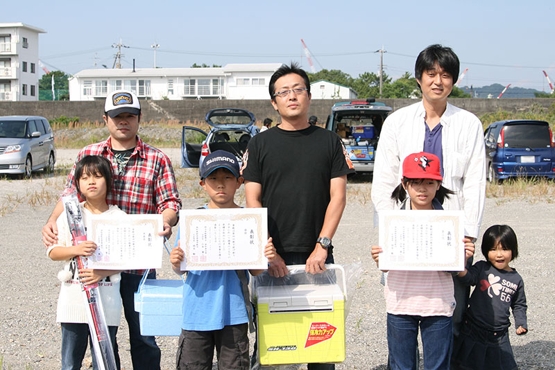 海岸一斉清掃から親子投げ釣り大会の様子