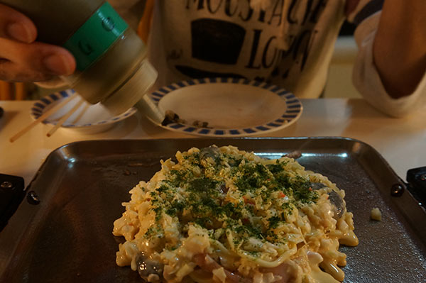 焼けてない面のお好み焼きの上に青のり