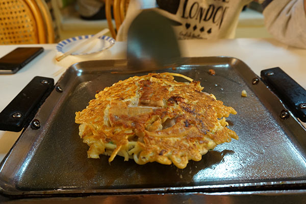 お好み焼きをひっくり返す