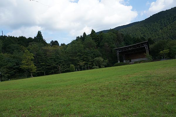 石の風車のある轟公園の屋外ステージ