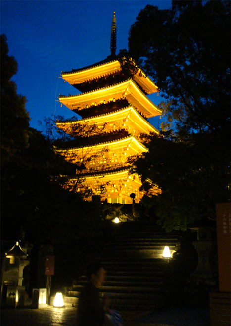 ライトアップされた竹林寺五重塔