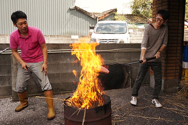 カツオのタタキ藁焼き体験：ファイヤー！！