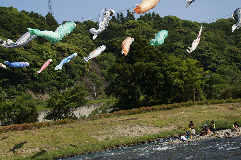 黒潮町佐賀のかつおのぼりと川遊びをするこども