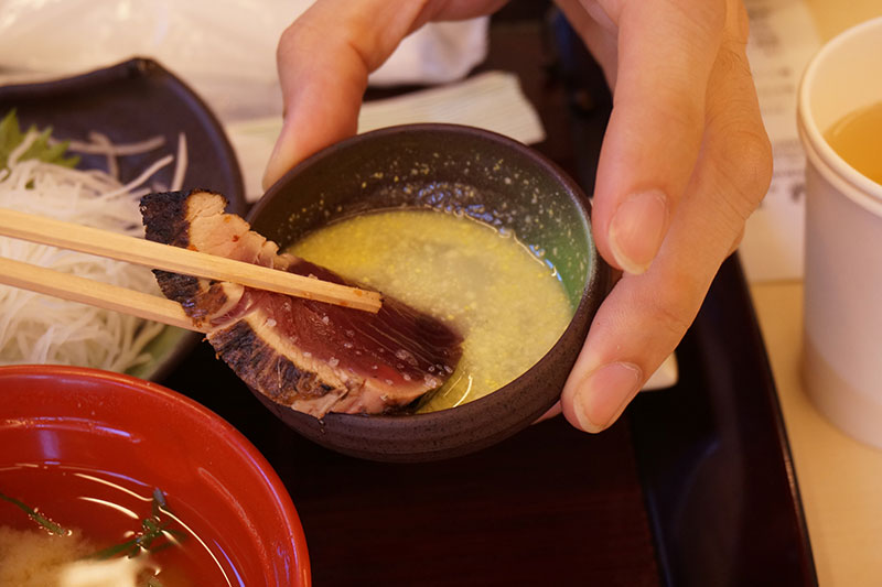 道の駅なぶら土佐佐賀の塩たたき定食の柚子酢につけて