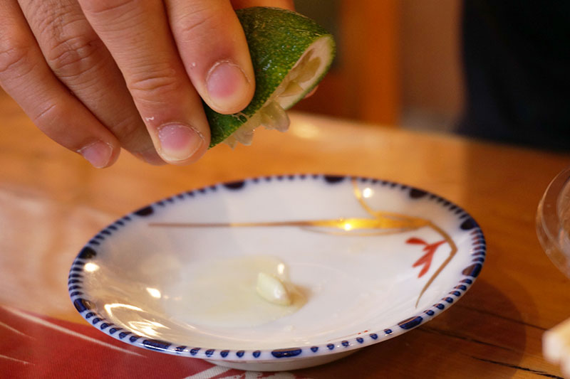 新子(メジカの稚魚)をブシュカンを絞って食す