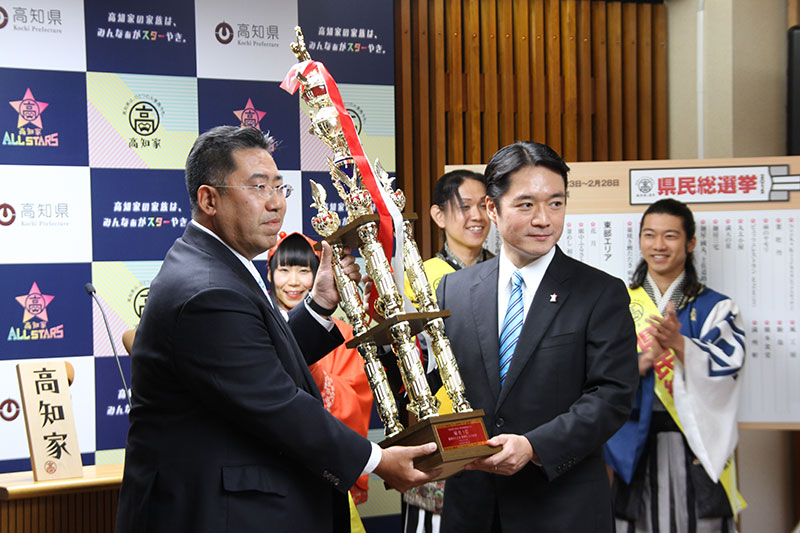 高知家の食卓県民総選挙2015 総合1位は鰹の藁焼きたたき 明神丸 ひろめ店