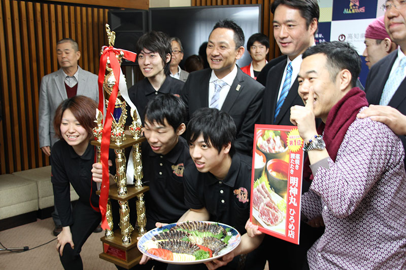 高知家の食卓県民総選挙2015 総合1位は鰹の藁焼きたたき 明神丸 ひろめ店さんの記念撮影