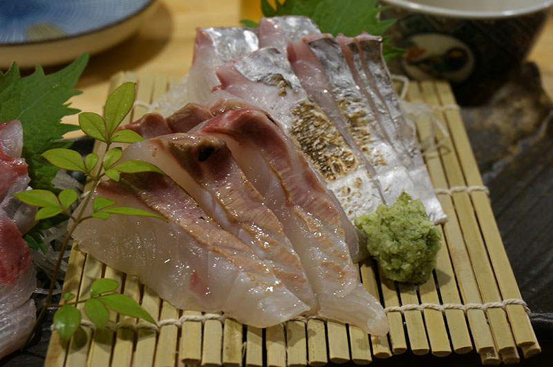 囲炉裏めし 八千萬ずの刺身盛り(太刀魚の炙りと石鯛)