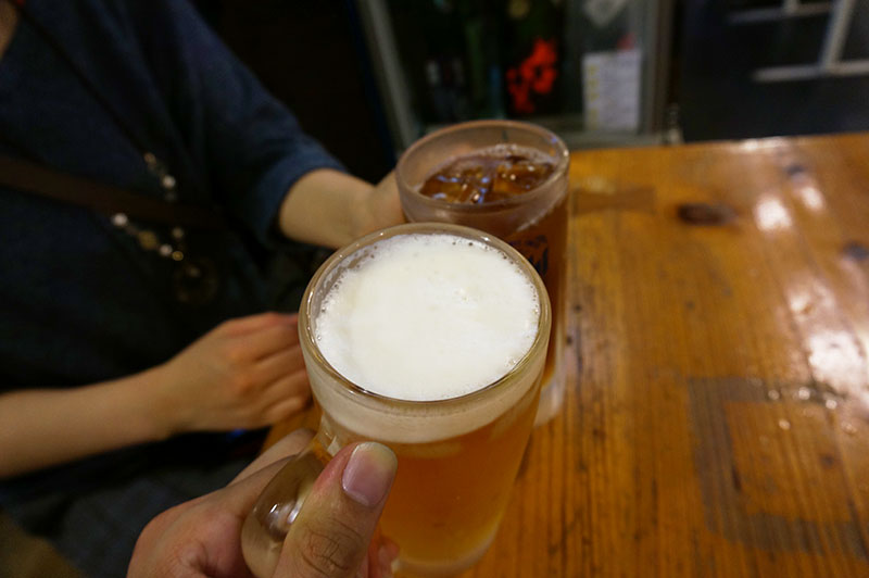 やいろ亭の前で乾杯！