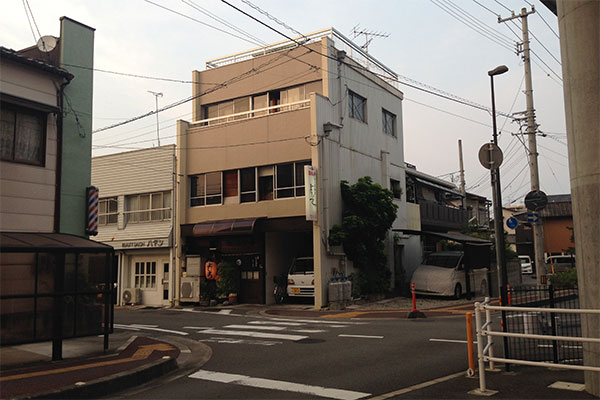 旬の居酒屋 よしまつ入り口から見た夕景