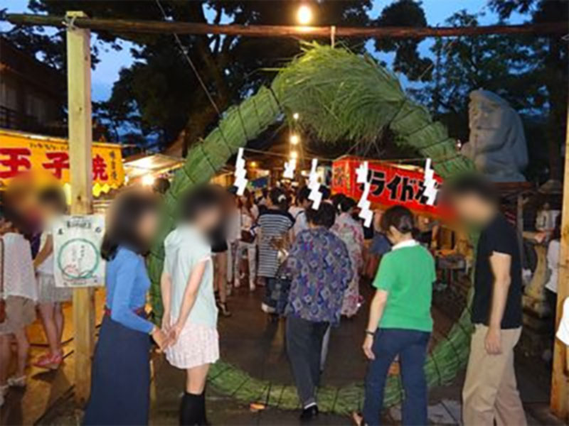 小津神社での輪抜け祭りの様子